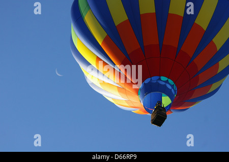 Geist der Boise-Heißluft-Ballon-Festival. Am frühen Morgen Start des Heißluftballons mit einen Splitter des Mondes im Hintergrund. Stockfoto