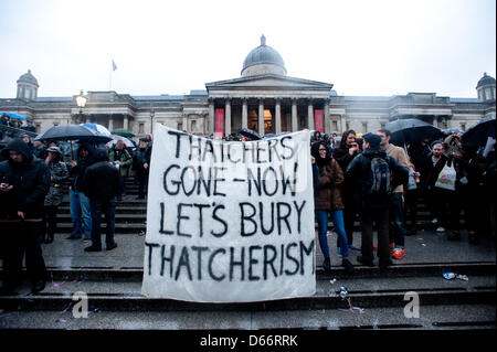 London, UK - 13. April 2013 - Hunderte von Menschen versammeln sich auf dem Trafalgar Square, eine Partei in der Feier der Thatchers Tod zu halten. Piero Cruciatti/Alamy Live-Nachrichten Stockfoto