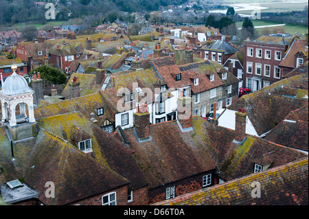 Grün bemoosten roten Ziegeldach Tops in den alten Cinque Port von Roggen in East Sussex mit einem Fluss in der Ferne vom Kirchturm Stockfoto