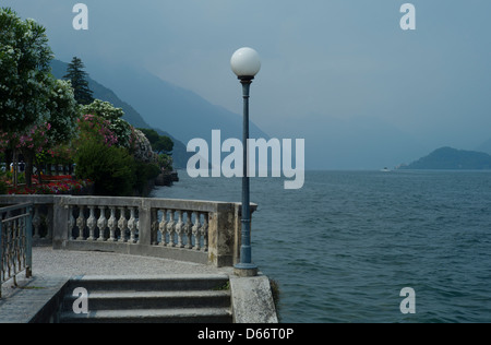 Italienischen Seen, Bellagio, Comer See, Nord-Italien, Juli 2010. Bellagio am See, Comer See, mit Bergen. Stockfoto