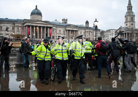 Handgemenge mit der Polizei während der Demonstration für den Tod von Thatcher - London 13.04.2013 Stockfoto