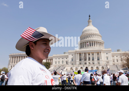 Latino Mann vor dem US Capitol Gebäude während der Immigration Reform Rallye - Washington, DC USA Stockfoto