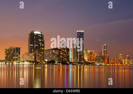 Skyline von Miami in der Abenddämmerung Stockfoto