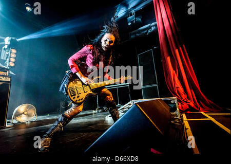 13. April 2013 führt am Sound Academy in Toronto - Toronto, Ontario, Kanada - US-amerikanische Nu-Metal-Band "Coal Chamber" auf der Bühne. Im Bild - Bassist CHELA RHEA HARPER (Credit-Bild: © Igor Vidyashev/ZUMAPRESS.com) Stockfoto