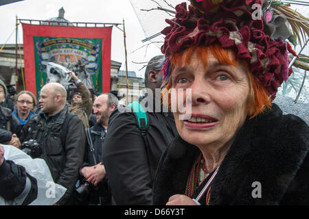 Trafalgar Square, London, UK, 13. April 2013. Eine Frau, deren Vater war Bergmann begrüßt das NUM-Banner auf einer Feier von Margaret Thatchers Tod, zieht ein gemischtes Publikum zu einem nassen hinauszufahren Quadrat, London, UK 13. April 2013. Stockfoto