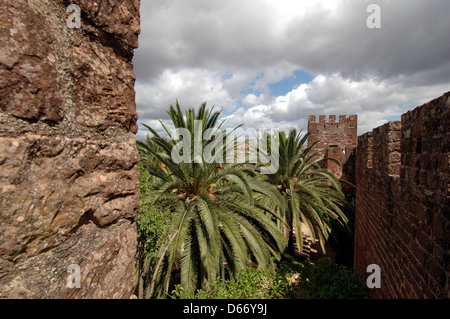 Die befestigten Mauern der maurischen Burg von Silves in Die Zivilpfarrei Silves an der Algarve, der südlichsten Region Portugal Stockfoto