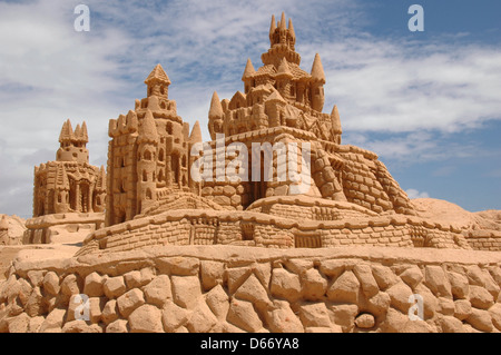 Ein Märchen Sand Castle auf der Internationalen Sandskulpturenfestival beschrieben als der größte Sand Skulptur Ereignis in der Welt alljährlich in Pera eine ehemalige Gemeinde in der Gemeinde von Silves, Algarve, Portugal Platz Stockfoto