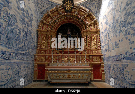 Figurative handbemalte Azulejos-Fliesen schmücken die Wände in der Kathedrale SE Velha in der Altstadt von Faro an der Algarve, der südlichsten Region Portugals Stockfoto