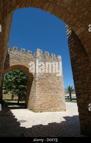 Die massiven Stadtmauer rund um die Altstadt von Lagos in Algarve, die südlichste Region Portugals Stockfoto