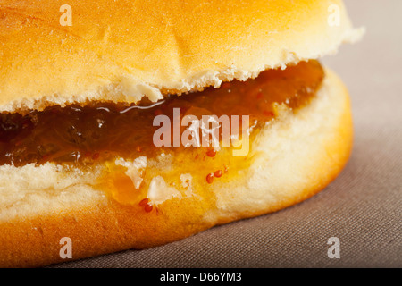 Nahaufnahme eines halben Sandwich mit Marmelade Stockfoto