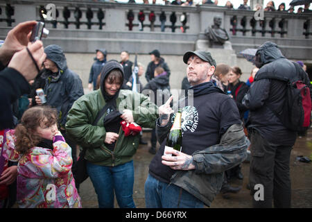 Thatcher Tod Party, Trafalgar Square, London, UK.13.04.2013 Demonstranten versammeln sich auf Trafalgar Square in central London während an einer 'Tod Party"den kürzliche Tod von Margaret Thatcher, die ehemalige Feiern teilnehmen, konservative Parteichef und ehemalige Premierminister des Vereinigten Königreichs, nach einem Schlaganfall starb während Ihres Aufenthalts in Hotel Ritz, während von einer kleinen Operation erholt. Stockfoto