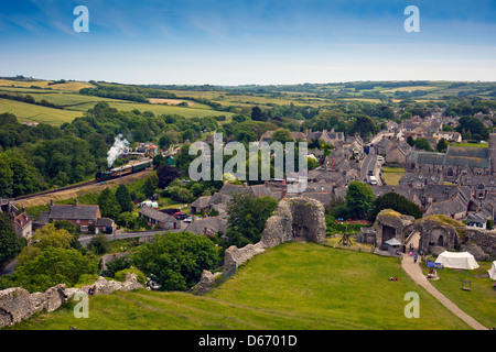 Corfe Castle Dorf gesehen von der Burgruine, Dorset, England, UK Stockfoto