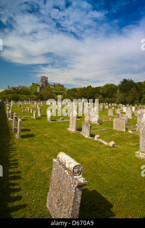 Die Burgruine aus dem Friedhof in Corfe Castle Dorf, Dorset, England, UK Stockfoto