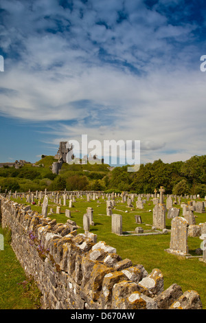 Die Burgruine aus dem Friedhof in Corfe Castle Dorf, Dorset, England, UK Stockfoto