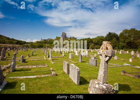 Die Burgruine aus dem Friedhof in Corfe Castle Dorf, Dorset, England, UK Stockfoto