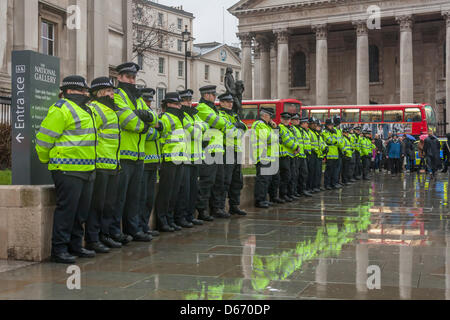 London, UK. 13. April 2013. Tausende von Menschen versammelten sich im Zentrum von London, den Tod der ehemalige britische Premierminister unter hohen und gut sichtbare Polizeipräsenz zu feiern. Zefrog/Alamy Live-Nachrichten Stockfoto