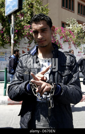 Gaza-Stadt, Gazastreifen, Palästinensische Gebiete. 14. April 2013 - statt palästinensischen Jugendprotest in Solidarität mit den palästinensischen Gefangenen Samer Issawi in israelischen Gefängnissen in Gaza-Stadt am 14. April 2013. Die Demonstration fand in Solidarität mit palästinensischen Gefangenen Samer al-Issawi, die seit über 7 Monaten im Hungerstreik. Al-Issawi erschien im Oktober 2011 in einem Gefangenen Swap und Polizeigefängnis mehrere Monate später wegen Verletzung seiner Bewährung von Wagen außerhalb der Stadtgrenzen Jerusalems (Credit-Bild: © Emad Nassar/APA Images/ZUMAPRESS.com) Stockfoto