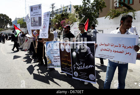 Gaza-Stadt, Gazastreifen, Palästinensische Gebiete. 14. April 2013 - statt palästinensischen Jugendprotest in Solidarität mit den palästinensischen Gefangenen Samer Issawi in israelischen Gefängnissen in Gaza-Stadt am 14. April 2013. Die Demonstration fand in Solidarität mit palästinensischen Gefangenen Samer al-Issawi, die seit über 7 Monaten im Hungerstreik. Al-Issawi erschien im Oktober 2011 in einem Gefangenen Swap und Polizeigefängnis mehrere Monate später wegen Verletzung seiner Bewährung von Wagen außerhalb der Stadtgrenzen Jerusalems (Credit-Bild: © Emad Nassar/APA Images/ZUMAPRESS.com) Stockfoto