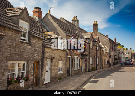 Hütten und The Fox Inn in der lokalen Purbeck Stein in Corfe Castle Dorf, Dorset, England, UK Stockfoto