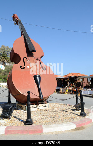 Eine Skulptur von einer großen Kontrabass, das Jazz Festival vertreten veranstaltet jedes Jahr im August in Tabarka Tunesien Stockfoto