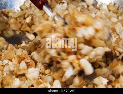 Fried Grieben gemischt aktiv in einer Pfanne Stockfoto