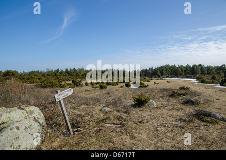 Alten verwitterten Holzschild auf eine Spur von Alvar Tiefebene, eine einmalige Landschaft auf der Insel Öland in der Ostsee Stockfoto