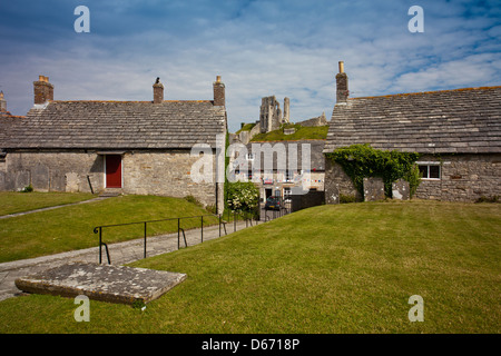 Die Burgruine aus dem Kirchhof in Corfe Castle Dorf, Dorset, England, UK Stockfoto