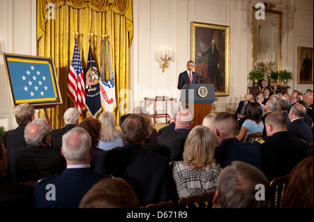 US-Präsident Barack Obama vergibt die Medal Of Honor an US Army Chaplain Capt Emil Kapaun, akzeptiert posthum von seinem Neffen Ray, links, während einer Zeremonie im East Room des weißen Hauses 11. April 2013 in Washington, DC. Vater Kapaun wurde geehrt für seine Tapferkeit im Kampf bei Unsan, Korea und starb später als Kriegsgefangener. Stockfoto