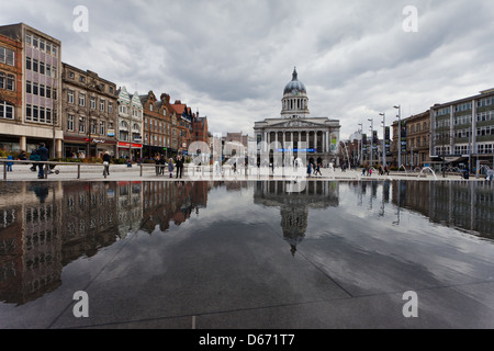 Nottingham City Hall spiegelt sich in dem Becken des Altmarktes Stockfoto