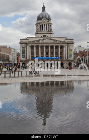 Nottingham City Hall spiegelt sich in dem Becken des Altmarktes Stockfoto