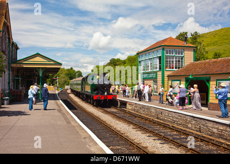 Ex-GWR kommt 0-6-2 t No.6695 bei Corfe Castle Station auf der erhaltenen Swanage Railway Dorset England UK Stockfoto