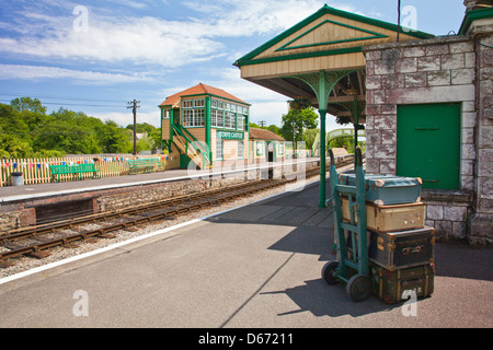 Vintage Gepäck auf dem Display an Corfe Castle Station auf der erhaltenen Swanage Railway Dorset England UK Stockfoto