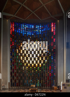 St Michael Kathedrale in Coventry, England das Baptisterium Fenster, entworfen von John Piper, ausgeführt durch Patirck Reyntiens Stockfoto