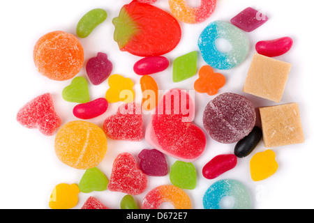 Eine Auswahl an bunten Süßigkeiten auf Hintergrund mit Geleebohnen, Gummibärchen und andere Gelee-Bonbons Stockfoto