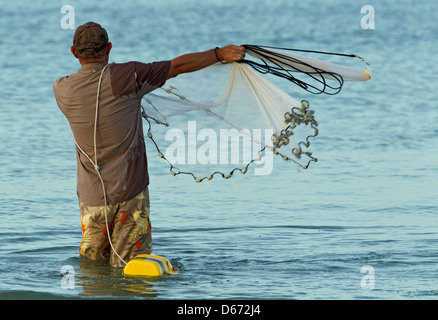 Fischer in den USA, Strand, ein Netz auswarf, Fort Myers Beach, Florida Stockfoto