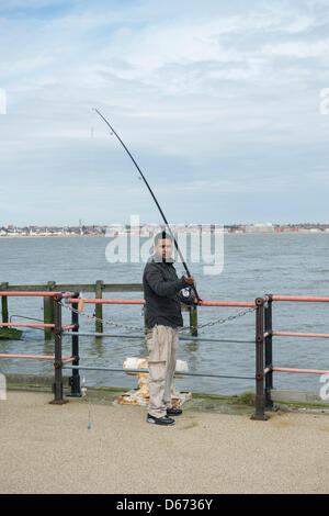 Angler, die am Ende des Southend Pier, Essex, England. Es ist die weltweit längste Vergnügen Pier am 1,3 Meilen in der Länge. Stockfoto