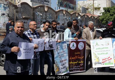 14. April 2013 - Gaza-Stadt, Gazastreifen, Palästina - palästinensische Jugendliche protestieren in Solidarität mit den palästinensischen Gefangenen, die am 14. April 2013 Samer Issawi in israelischen Gefängnissen in Gaza-Stadt statt. Die Demonstration fand in Solidarität mit palästinensischen Gefangenen Samer al-Issawi, die seit über 7 Monaten im Hungerstreik. Al-Issawi erschien im Oktober 2011 in einem Gefangenen Swap und Polizeigefängnis mehrere Monate später wegen Verletzung seiner Bewährung von Wagen außerhalb der Stadtgrenzen Jerusalems (Credit-Bild: © Ashraf Amra/APA Images/ZUMAPRESS.com) Stockfoto