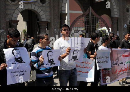 14. April 2013 - Gaza-Stadt, Gazastreifen, Palästina - palästinensische Jugendliche protestieren in Solidarität mit den palästinensischen Gefangenen, die am 14. April 2013 Samer Issawi in israelischen Gefängnissen in Gaza-Stadt statt. Die Demonstration fand in Solidarität mit palästinensischen Gefangenen Samer al-Issawi, die seit über 7 Monaten im Hungerstreik. Al-Issawi erschien im Oktober 2011 in einem Gefangenen Swap und Polizeigefängnis mehrere Monate später wegen Verletzung seiner Bewährung von Wagen außerhalb der Stadtgrenzen Jerusalems (Credit-Bild: © Ashraf Amra/APA Images/ZUMAPRESS.com) Stockfoto