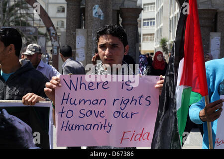 14. April 2013 - Gaza-Stadt, Gazastreifen, Palästina - palästinensische Jugendliche protestieren in Solidarität mit den palästinensischen Gefangenen, die am 14. April 2013 Samer Issawi in israelischen Gefängnissen in Gaza-Stadt statt. Die Demonstration fand in Solidarität mit palästinensischen Gefangenen Samer al-Issawi, die seit über 7 Monaten im Hungerstreik. Al-Issawi erschien im Oktober 2011 in einem Gefangenen Swap und Polizeigefängnis mehrere Monate später wegen Verletzung seiner Bewährung von Wagen außerhalb der Stadtgrenzen Jerusalems (Credit-Bild: © Ashraf Amra/APA Images/ZUMAPRESS.com) Stockfoto