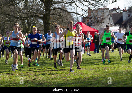 Northampton. 14. April 2013. Zweite Northamptonshire 5k-Rennserie. Der Start des Rennens an einem sonnigen Frühlingsmorgen in Abington Park, Northampton. organisiert von Northamptonshire Sport. Keith J Smith/Alamy Live-Nachrichten Stockfoto