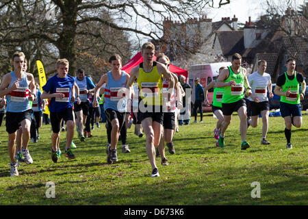 Northampton. 14. April 2013. Zweite Northamptonshire 5k-Rennserie. Der Start des Rennens an einem sonnigen Frühlingsmorgen in Abington Park, Northampton. organisiert von Northamptonshire Sport. Keith J Smith/Alamy Live-Nachrichten Stockfoto