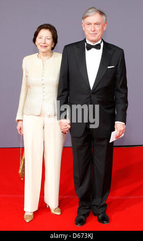 Hamburg, Deutschland, 13. April 2013.  Der ehemalige deutsche Bundespräsident Horst Köhler und seine Frau Eva Luise kommen anlässlich des 70. Geburtstages der Unternehmer Michael Otto. Foto: Georg Wendt/Alamy Live-Nachrichten Stockfoto