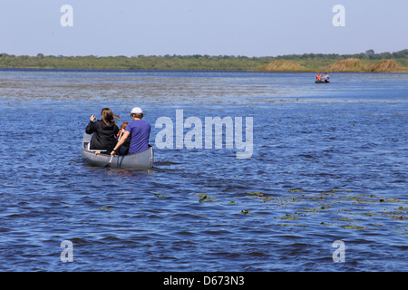 Kanufahrer oder Bootsfahrer oder Touristen oder Besucher im Myakka River State Park in Florida USA Stockfoto