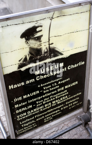 Zeichen außerhalb des Museum Checkpoint Charlie in Berlin, Deutschland Stockfoto