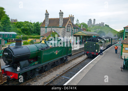 Ex-GWR kommt 0-6-2 t No.6695 bei Corfe Castle Station auf der erhaltenen Swanage Railway Dorset England UK Stockfoto