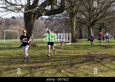 Northampton. 14. April 2013. Zweite Northamptonshire 5k-Rennserie. An einem sonnigen Frühlingsmorgen in Abington Park, Northampton. organisiert von Northamptonshire Sport. Keith J Smith/Alamy Live-Nachrichten Stockfoto