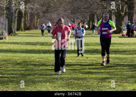 Northampton. 14. April 2013. Zweite Northamptonshire 5k-Rennserie. An einem sonnigen Frühlingsmorgen in Abington Park, Northampton. organisiert von Northamptonshire Sport. Keith J Smith/Alamy Live-Nachrichten Stockfoto