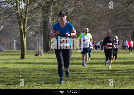 Northampton. 14. April 2013. Zweite Northamptonshire 5k-Rennserie. An einem sonnigen Frühlingsmorgen in Abington Park, Northampton. organisiert von Northamptonshire Sport. Keith J Smith/Alamy Live-Nachrichten Stockfoto