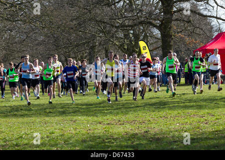 Northampton. 14. April 2013. Zweite Northamptonshire 5k-Rennserie. Der Start des Rennens an einem sonnigen Frühlingsmorgen in Abington Park, Northampton. organisiert von Northamptonshire Sport. Keith J Smith/Alamy Live-Nachrichten Stockfoto