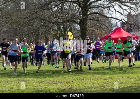 Northampton. 14. April 2013. Zweite Northamptonshire 5k-Rennserie. Der Start des Rennens an einem sonnigen Frühlingsmorgen in Abington Park, Northampton. organisiert von Northamptonshire Sport. Keith J Smith/Alamy Live-Nachrichten Stockfoto